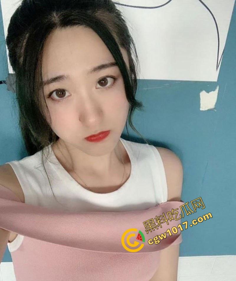 辽宁大学生【翟芷柔】丑闻曝光:清纯外表下淫乱不堪,赤裸迎合摄影师龌龊摸索,男友曝出不雅私密照,引发轩然大波!-1