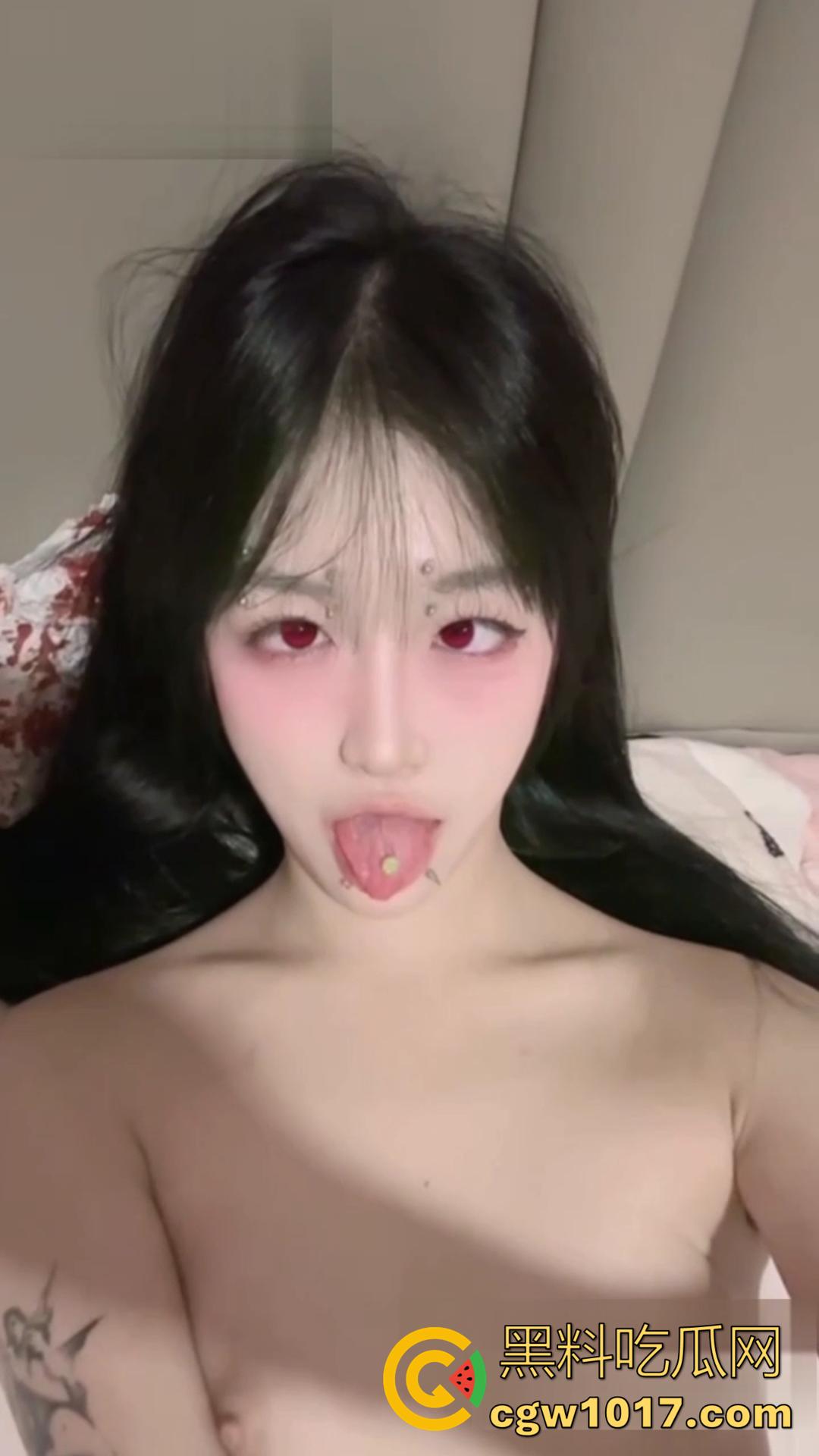 推特顶级网红微密圈福利视频流出！高颜御姐穿着情趣黑丝开裆袜自慰，高潮时淫水喷三米远！-3