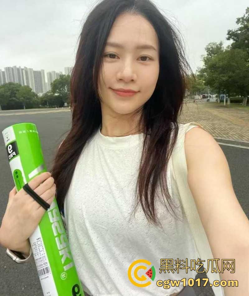 嫂子身穿紫色战袍户外露出,路边扣小骚逼扣出水,迫不及待回车上无套猛插,爽到全程浪叫不断!-3