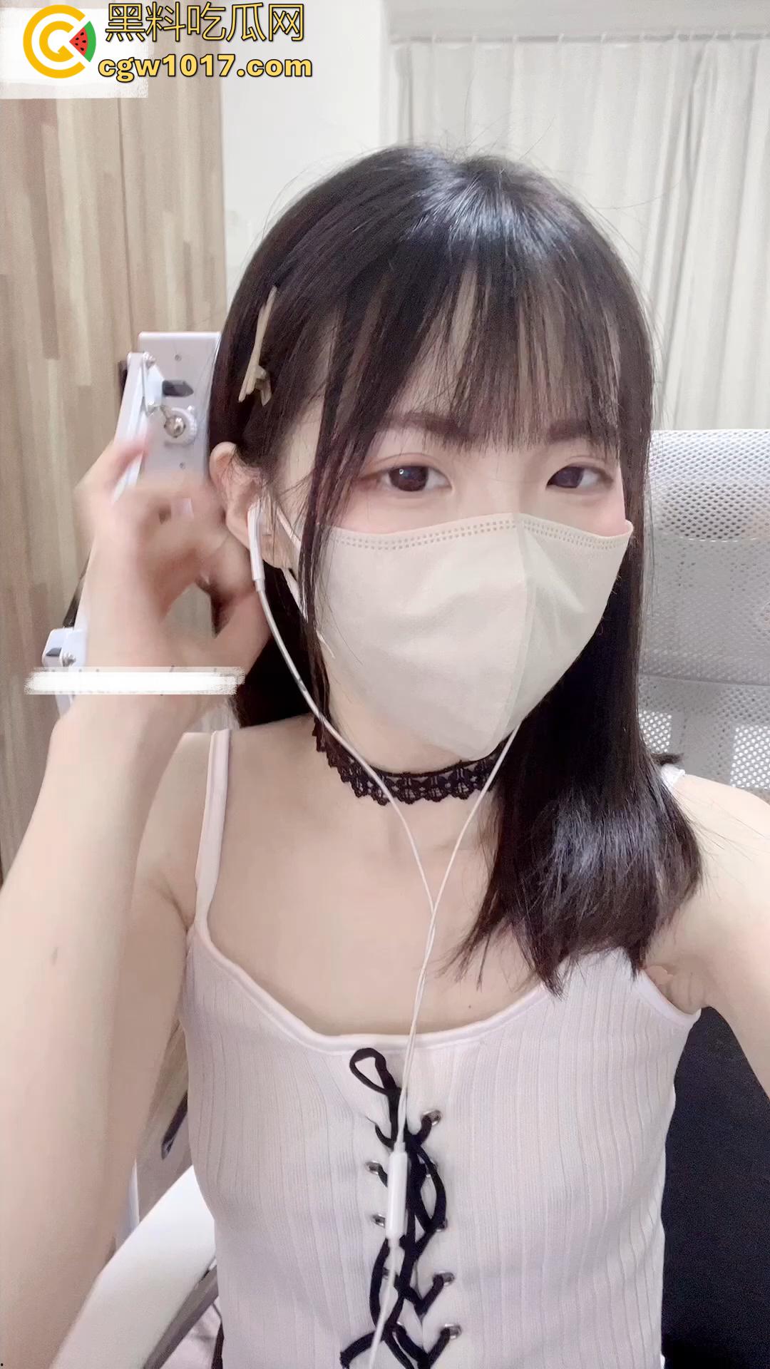 推特极品白嫩福利姬居家自慰!一小撮毛的骚穴粉嫩水多,扣逼到喷水小穴合不拢!-1