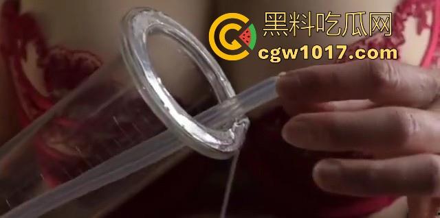 猎奇重口!国外调教已经发展到这地步了吗?真空针管插鸡巴尿道,直接一个按钮下去男奴直接射满大大一杯!-2