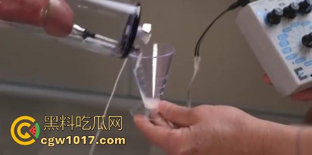 猎奇重口!国外调教已经发展到这地步了吗?真空针管插鸡巴尿道,直接一个按钮下去男奴直接射满大大一杯!-7