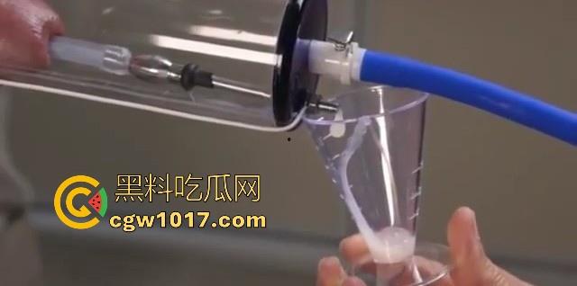 猎奇重口!国外调教已经发展到这地步了吗?真空针管插鸡巴尿道,直接一个按钮下去男奴直接射满大大一杯!-8