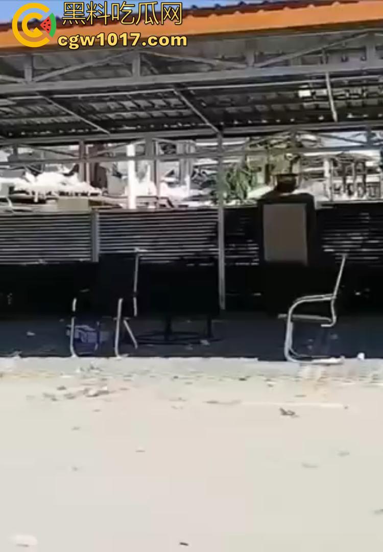 柬埔寨KK园区被血洗清剿！内部实拍曝光：牢笼、血迹、遗留手机触目惊心！-1