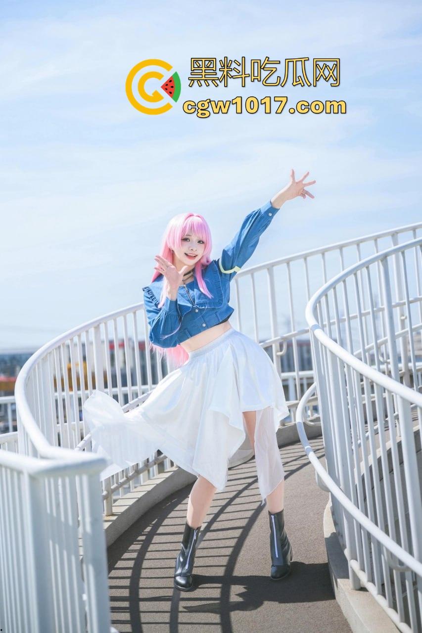 自习课惊现后排同学上课打飞机!边看平板边掏出大屌狂撸,这哥们只能说真生猛,太投入了被偷拍都没发现!-1