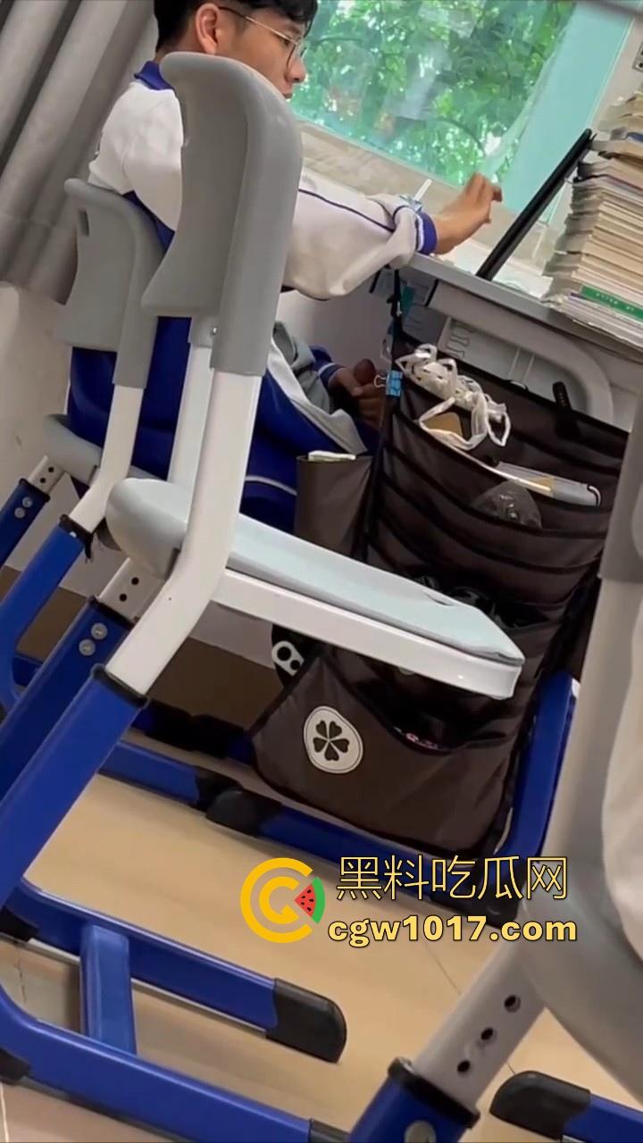 自习课惊现后排同学上课打飞机!边看平板边掏出大屌狂撸,这哥们只能说真生猛,太投入了被偷拍都没发现!-10