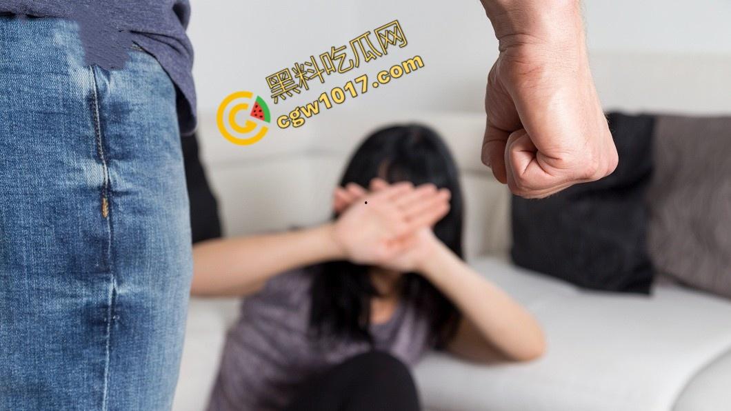 国外真实家暴！男人狂殴老婆，砸晕后仍不放手！惨不忍睹的家庭录像惊爆网络！-1