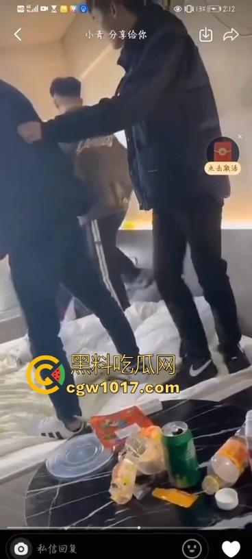 不是现在的东北精神小伙狠人这么多的吗!上门寻仇直接掏出大刀狂捅,地下躺着一个手里还捅着一个,这是要血洗啊!-1