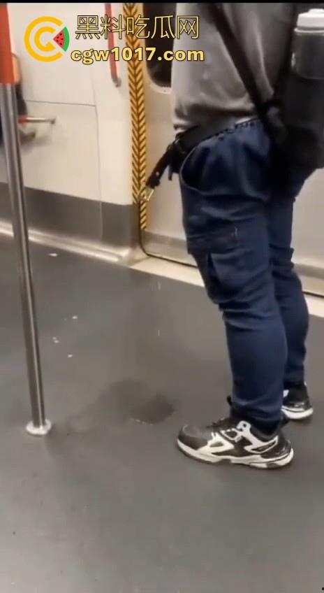 香港地铁牛仔裤大哥现场放尿直播!上班高峰期当着当着众人面开尿,可见心里素质是有多强大,小弟佩服!-5