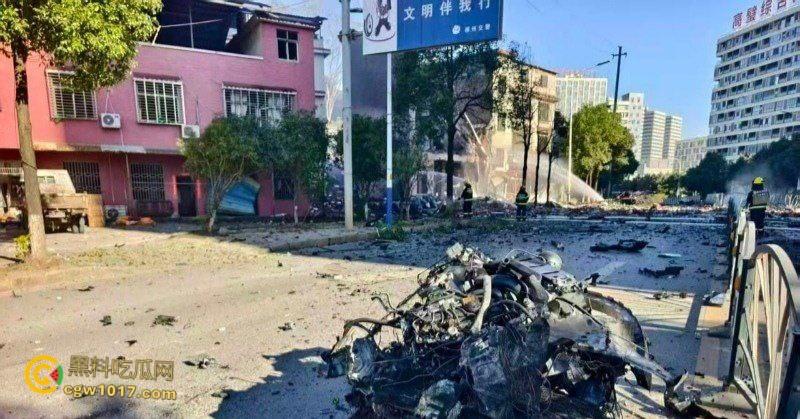 浏阳烟花爆炸事件,勇鑫烟花老板实名举报腐败官员吃分行收贿,被禁卖绝望吃农药,自爆门店轰塌大楼 !-7