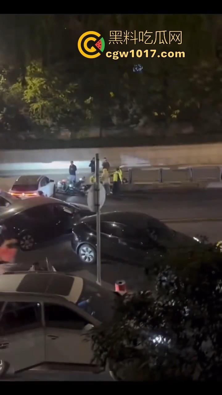 江苏徐州鬼火少年大战交通警察，深夜埋伏公路拦截，又打又逃像是gta5一样，可惜了这么多精神小伙没了战马！-2