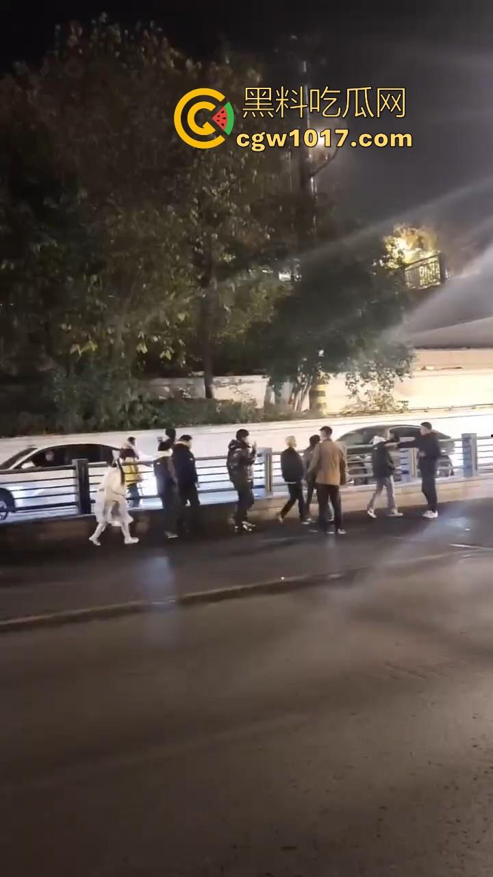 江苏徐州鬼火少年大战交通警察，深夜埋伏公路拦截，又打又逃像是gta5一样，可惜了这么多精神小伙没了战马！-5
