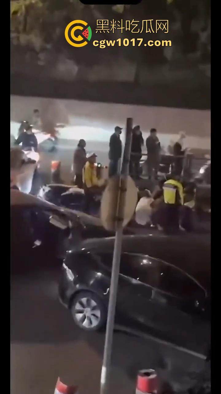 江苏徐州鬼火少年大战交通警察，深夜埋伏公路拦截，又打又逃像是gta5一样，可惜了这么多精神小伙没了战马！-9