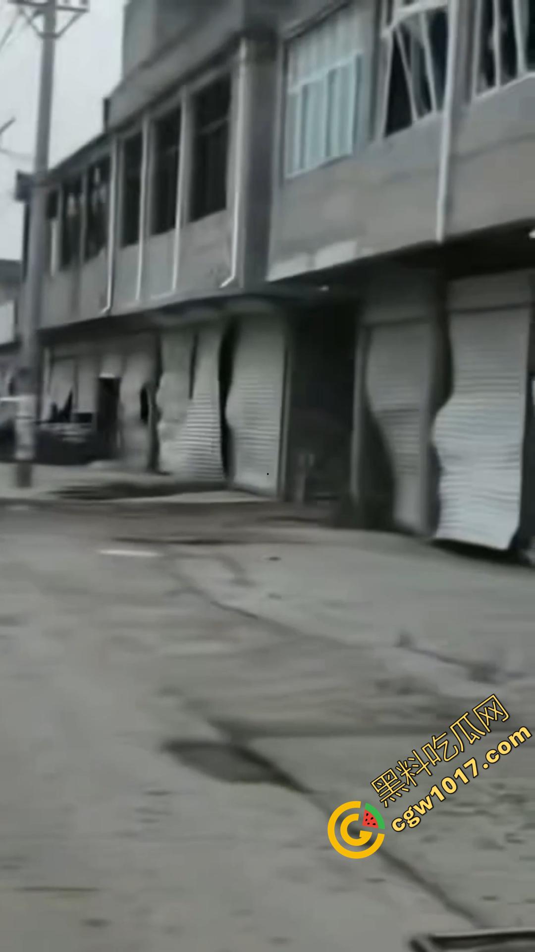 安徽亳州赵桥乡爆炸惨案只因为村名非法烟花销毁失控造成!卢天庙小学附近的建筑坍塌受损不一 造成4人重伤!-6