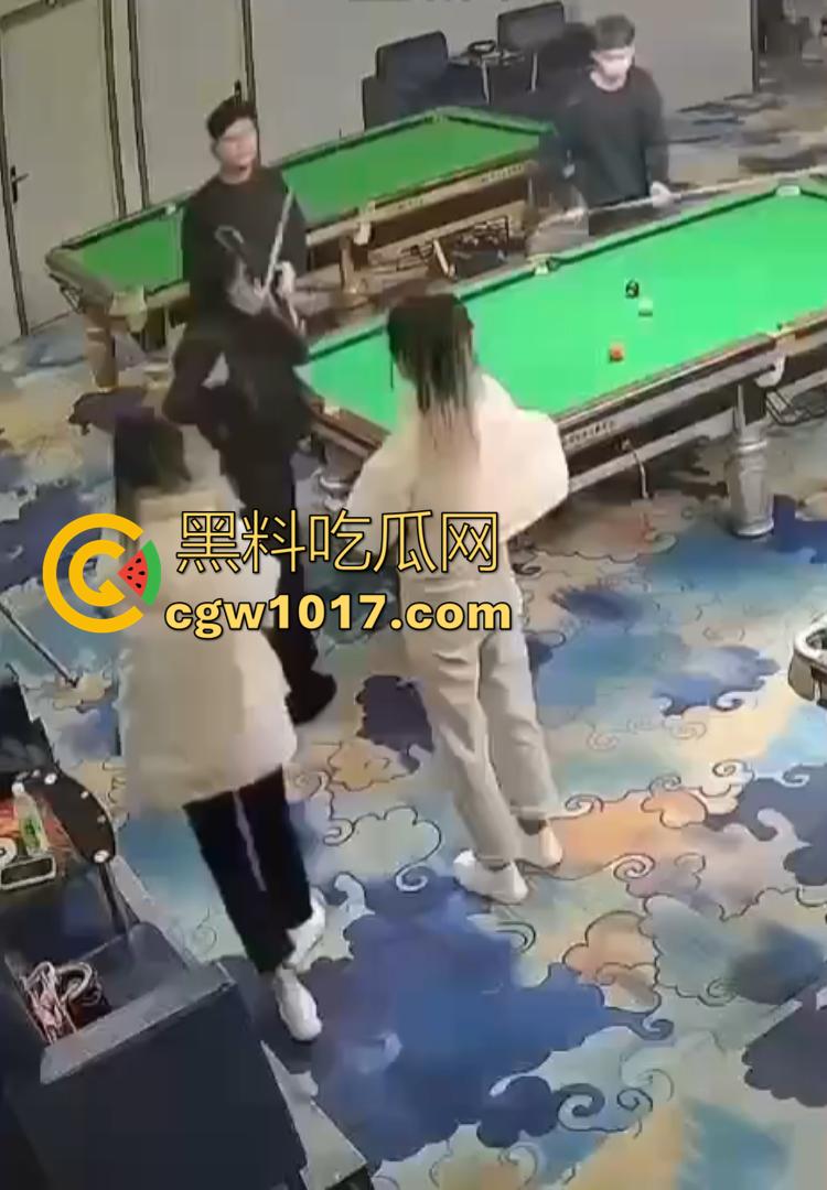 吉林台球厅女孩砍人 双刀双子星暴怒互砍 两个白衣小妹拿刀狂砍黑衣小妹 手持砍刀狂暴100秒-4