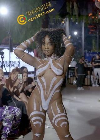 2025迈阿密泳装周【Farnello】胶带秀零布料全裸勾魂，金发超模乳臀春光乍泄，私处若隐若现，欲望炸裂T台！-7