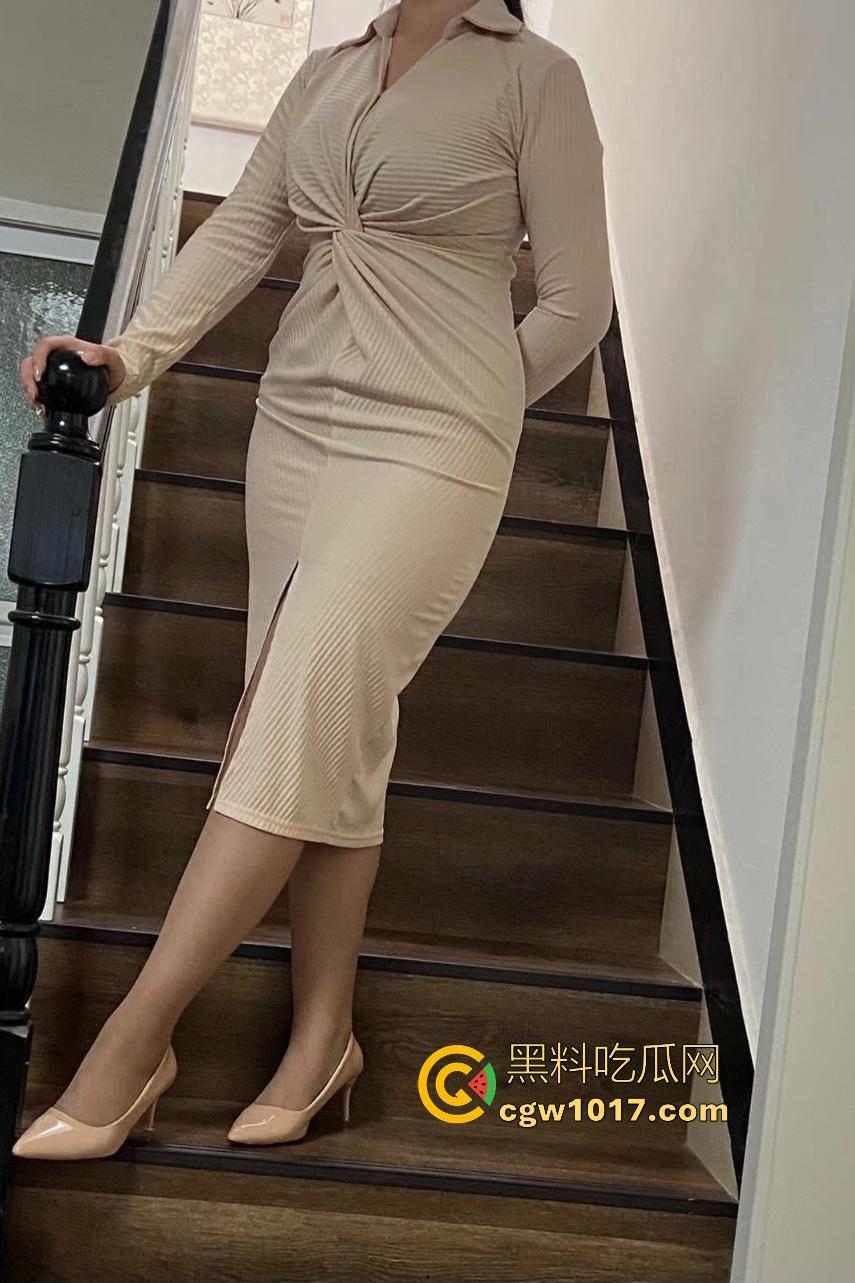 海角社区妈妈午休被儿子玩弄,后爹电话打来时,逼还夹着鸡巴,还用精液帮老妈洗逼毛,真是好儿子!-1