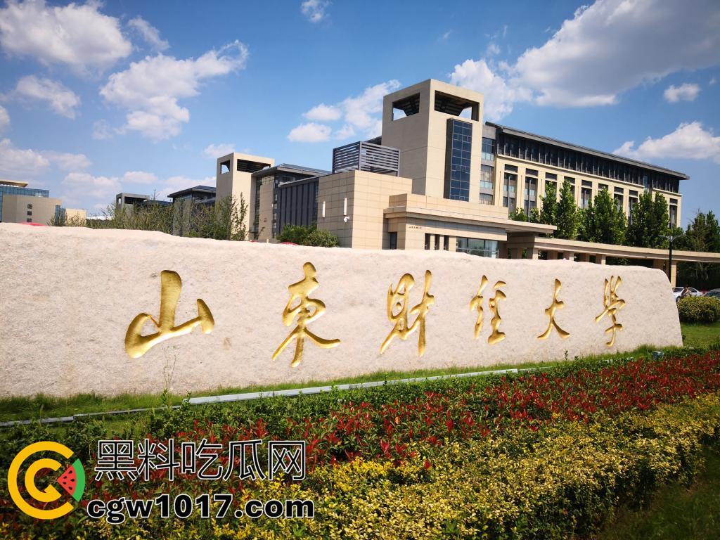 山东财大7409教室活春宫！晚自习女生桌下跪舔，被瓜友偷拍 视频在全校疯传！-1