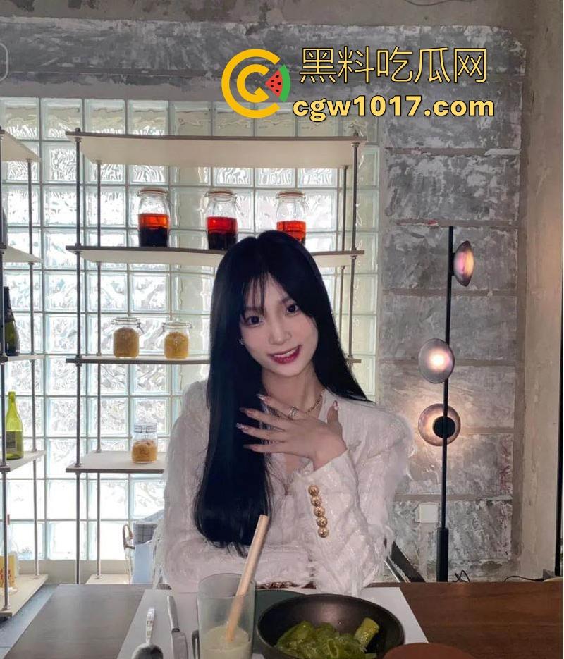 天津骚女【邵子畅】装欧洲女留哄骗富哥,天天约炮只为遇到哪个肯为她花钱的大冤种,骚逼早已雀黑无比!-6