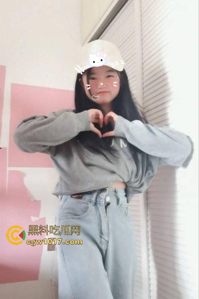 萝莉大学生趁爸妈不在家,大胆开麦展示光溜溜小嫩穴,天天喊下面痒死了,买不起自慰棒拿铅笔猛插B,不会铅中毒?-1