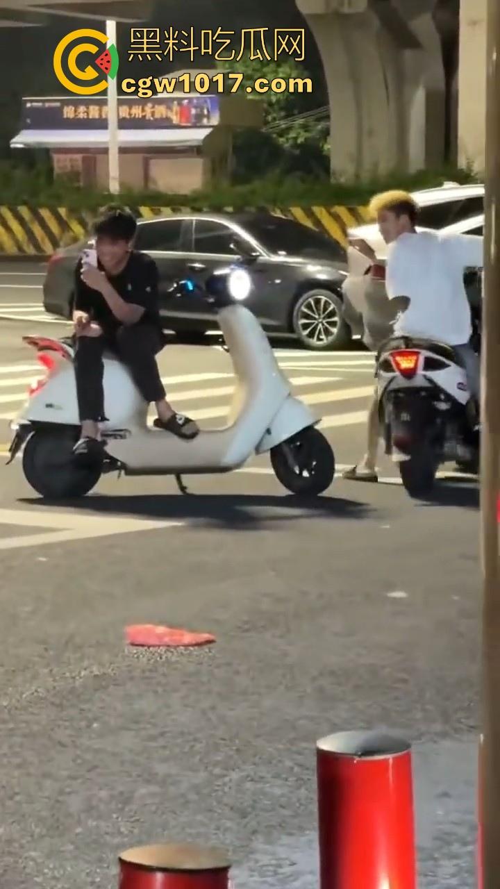 不用怀疑这就是精神小伙的日常操作,睡醒开鬼火搭小妹,游街结束随机解锁小妹酒店操逼,有时候你还不得不服气!-2