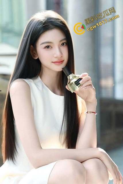 嫂子窗前偷香,春光乍泄!惊见偷拍刺激,水润桃源更诱人,转战房间后,窗外窥人更添情火!-1