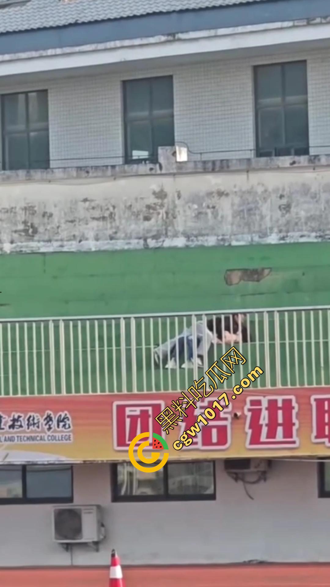 信阳职院操场上演活春宫！女友在操场观众席当众跪舔 脱衣揉胸，被数百手机围拍也熟视无睹！-6