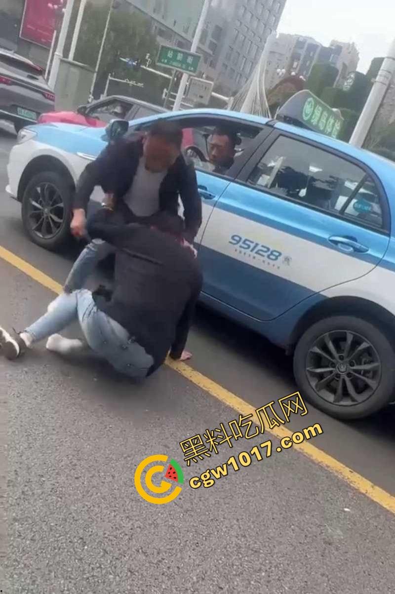 路怒症吵架秒变杀人现场！拔刀猛捅对面司机腹部，鲜血狂喷只能捂着肚子赶紧逃命！-1