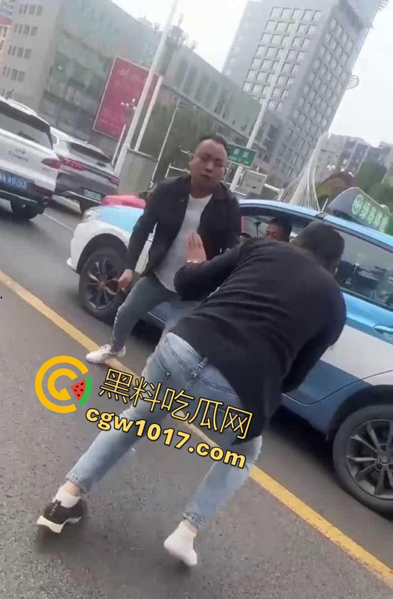 路怒症吵架秒变杀人现场！拔刀猛捅对面司机腹部，鲜血狂喷只能捂着肚子赶紧逃命！-4