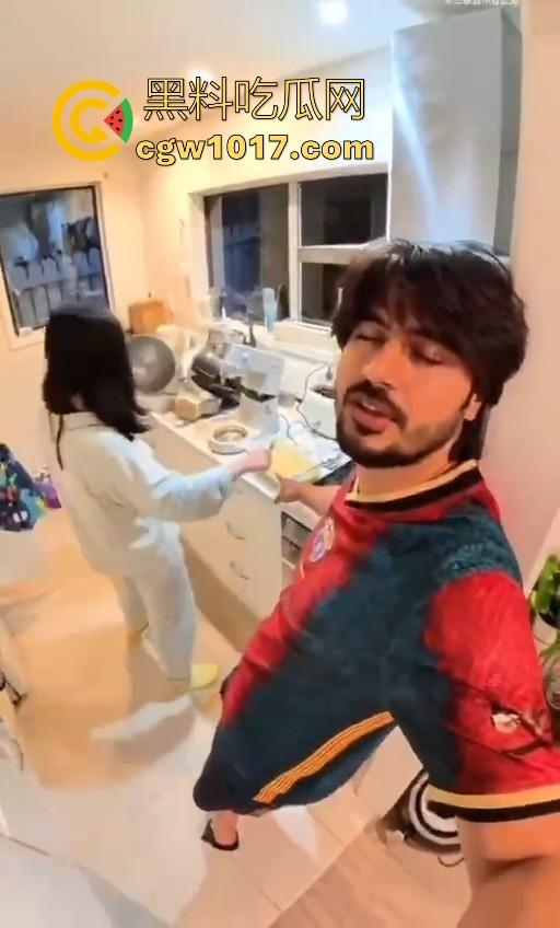 黑人时代已经过去，现在印度人才是顶流！中国妻子贴心呵护印度老公，连爸妈也带回到中国，巴西牛排变异啦！-3