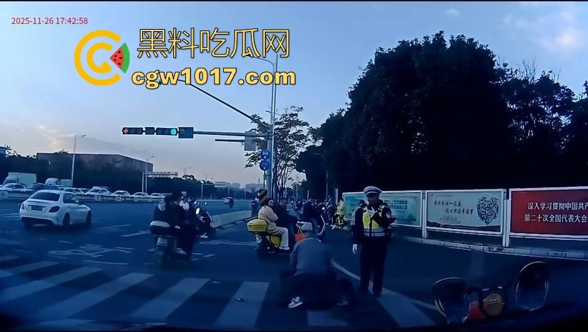 云南街头拳击赛火爆开打!1米8大哥被爆冷击败,旁边还带个穿绿马甲的裁判观赛,能动手就动手好吧!-5