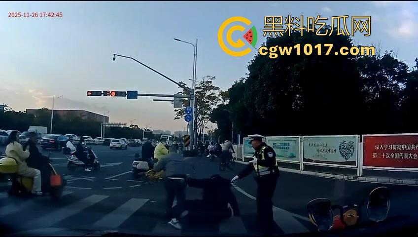 云南街头拳击赛火爆开打!1米8大哥被爆冷击败,旁边还带个穿绿马甲的裁判观赛,能动手就动手好吧!-13
