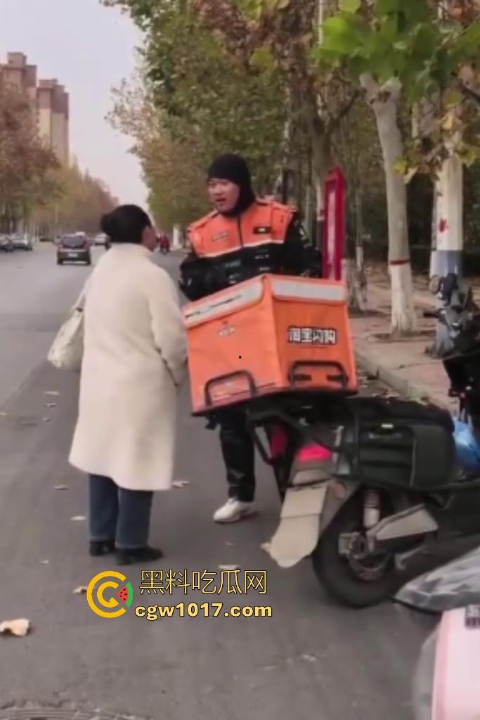 老八婆偷外卖被抓现行，语出惊人耍赖对着镜头吼“外卖小哥看上我了，相中我B贵不贵”，外卖小哥带着面罩都觉得羞耻！-2