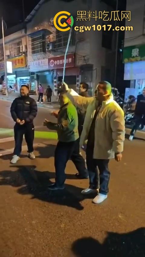 低俗婚闹特色文化?把新郎捆绑到马路栏杆上,三五好友扔鸡蛋牛奶,很好奇这是哪个地方的陋习啊?-1