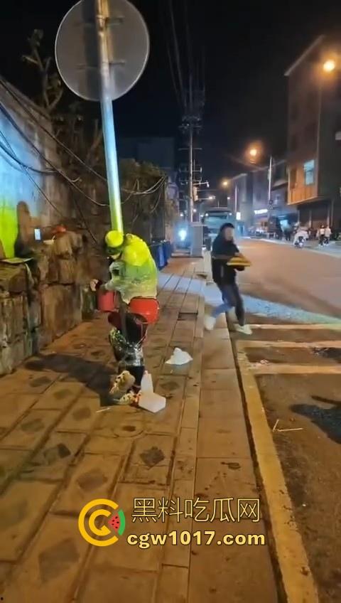 低俗婚闹特色文化?把新郎捆绑到马路栏杆上,三五好友扔鸡蛋牛奶,很好奇这是哪个地方的陋习啊?-2