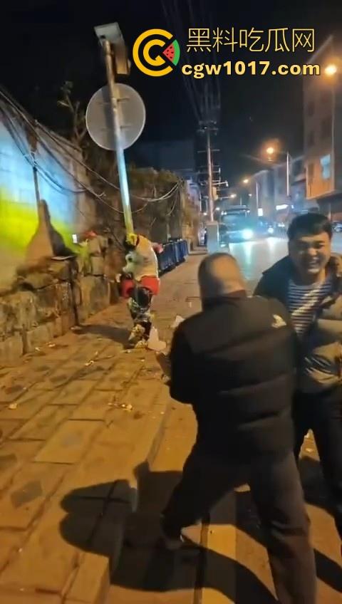 低俗婚闹特色文化?把新郎捆绑到马路栏杆上,三五好友扔鸡蛋牛奶,很好奇这是哪个地方的陋习啊?-3