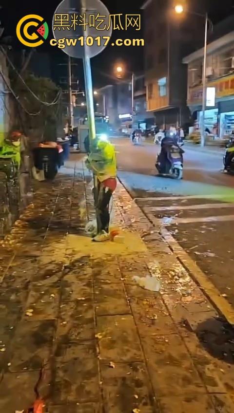 低俗婚闹特色文化?把新郎捆绑到马路栏杆上,三五好友扔鸡蛋牛奶,很好奇这是哪个地方的陋习啊?-7