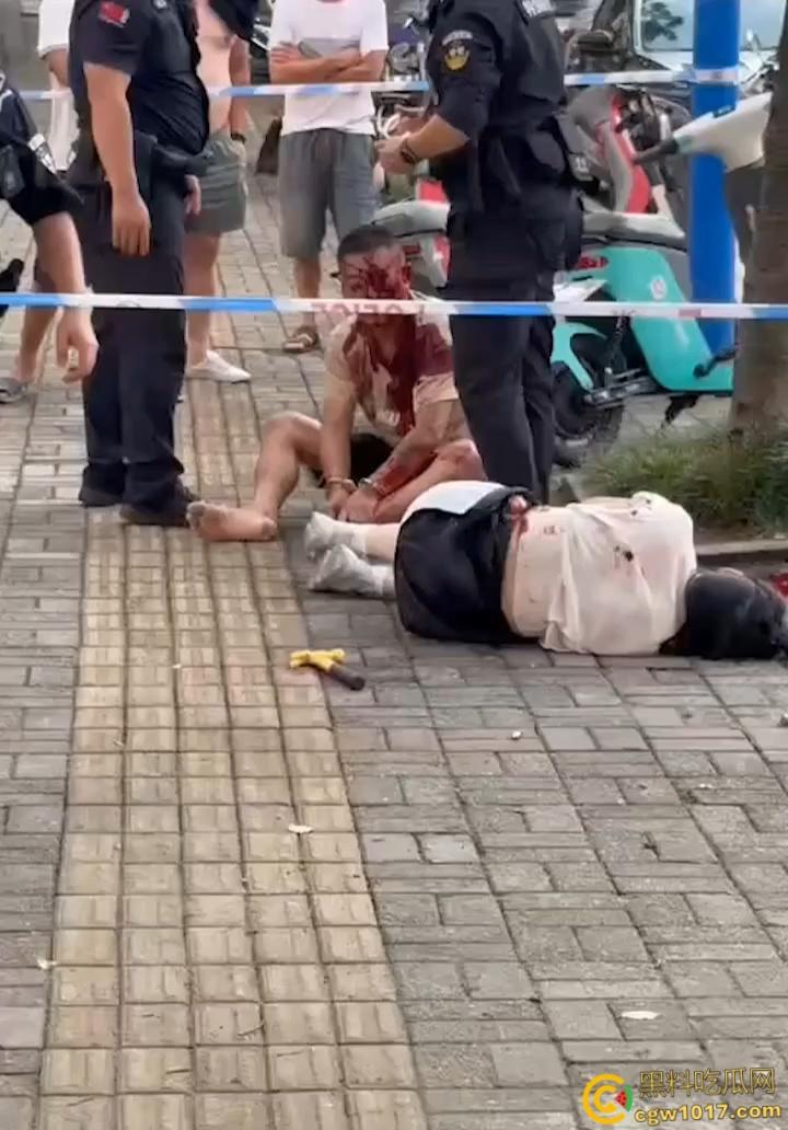 自古奸情出人命,佛山章柃小区已婚少妇偷情被当场抓奸,原配老公直接持刀砍杀两人,街头弥漫着血腥味。-4