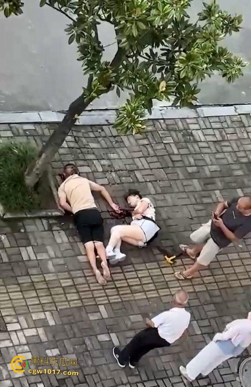 自古奸情出人命,佛山章柃小区已婚少妇偷情被当场抓奸,原配老公直接持刀砍杀两人,街头弥漫着血腥味。-5