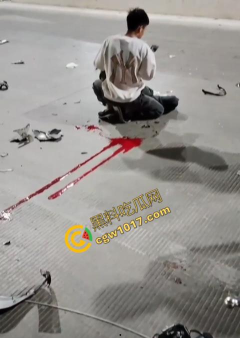 普宁市血腥车祸现场曝光！摩托车被撞飞，车主血流一地，惨不忍睹，幸存者惨叫声撕心裂肺，围观者目无法直视！-3