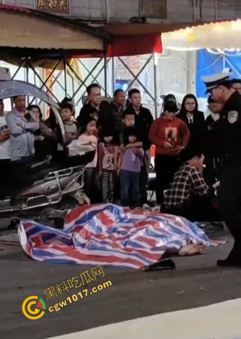 普宁市血腥车祸现场曝光！摩托车被撞飞，车主血流一地，惨不忍睹，幸存者惨叫声撕心裂肺，围观者目无法直视！-8