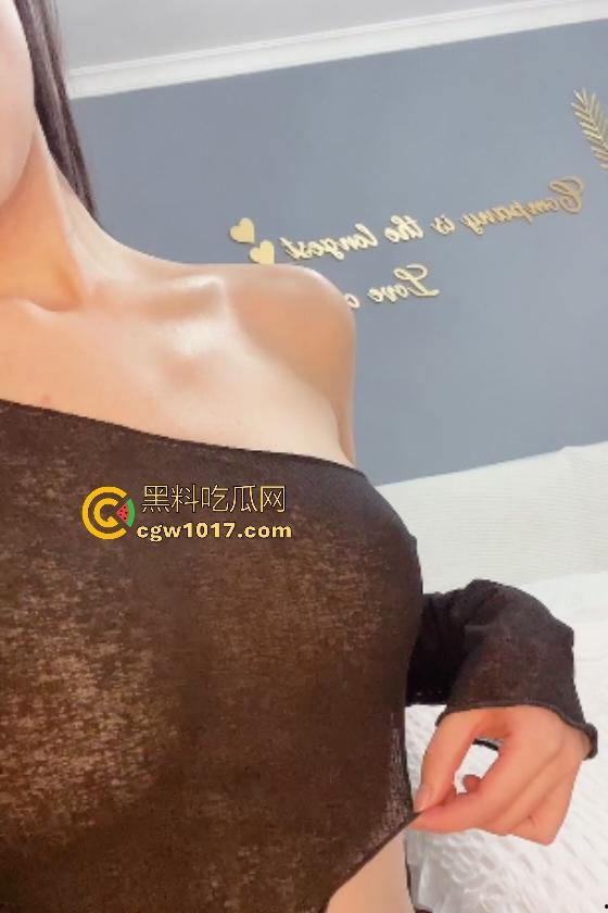 只因门卫小伙裤裆挺起,美容院少妇就看上了,第一视角骑乘后入蜜臀,没见过世面的小伙手机只好录像给兄弟伙看!-1