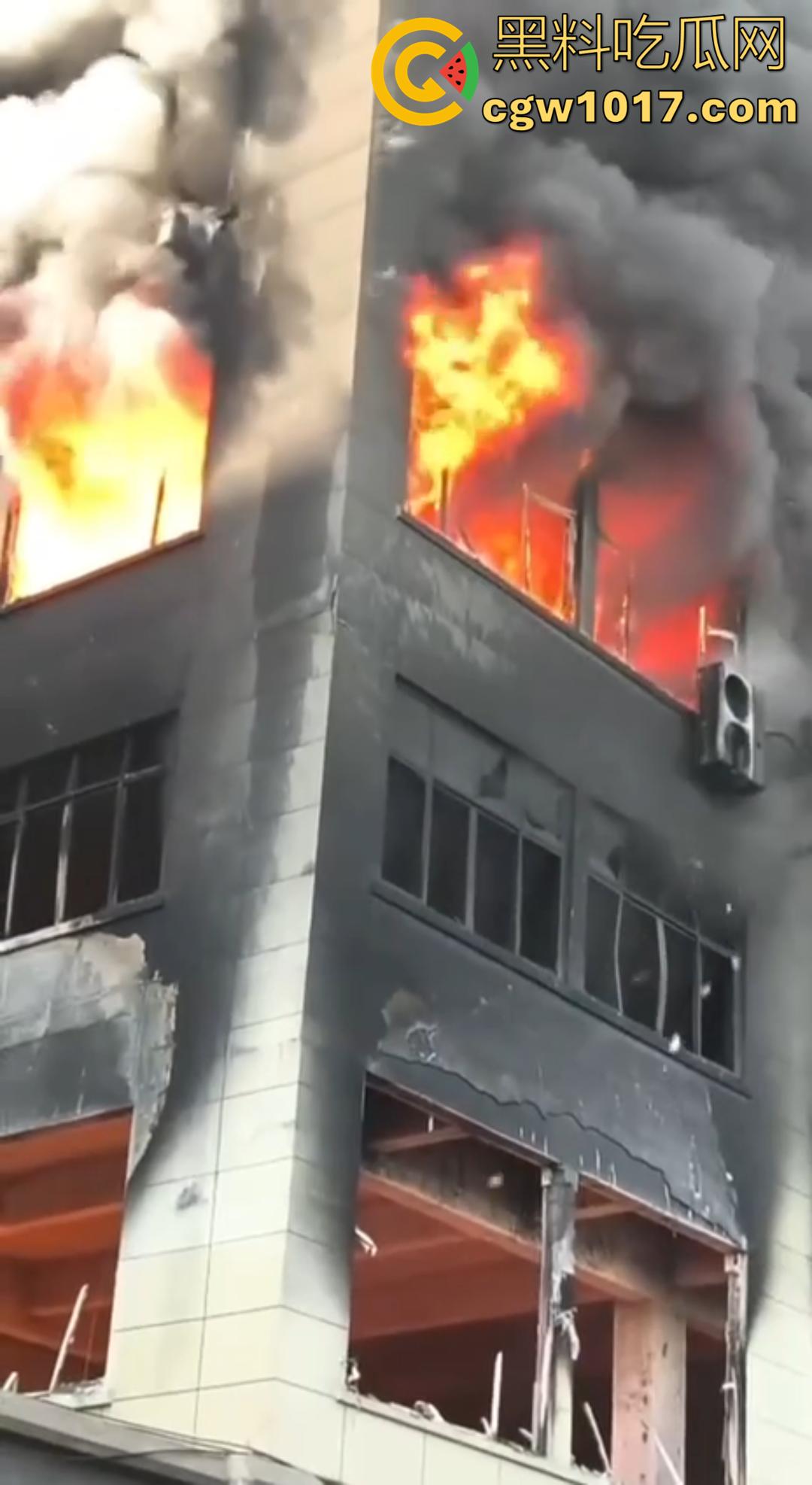 义乌光伏巨头正泰新能厂突发大火 赤岸镇浓烟冲天 全市消防出动几十车救火 全城围观!-5