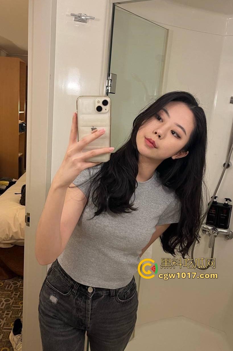 刚毕业的【曾晓曦】就懂职场潜规则，上班第一天就跪舔主管经理，被30年老精液灌满喉咙，真是个懂事的大学生！-5