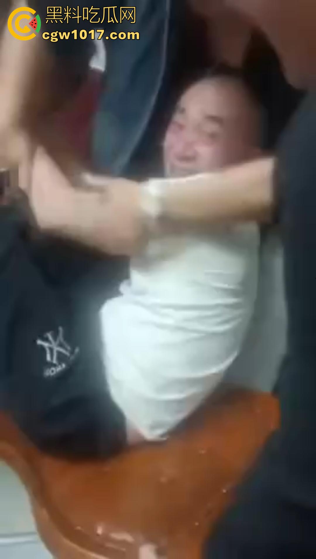 三十如狼四十如虎!一群饥渴熟女当场扒光男人裤子,疯抢着坐上去榨精!-1