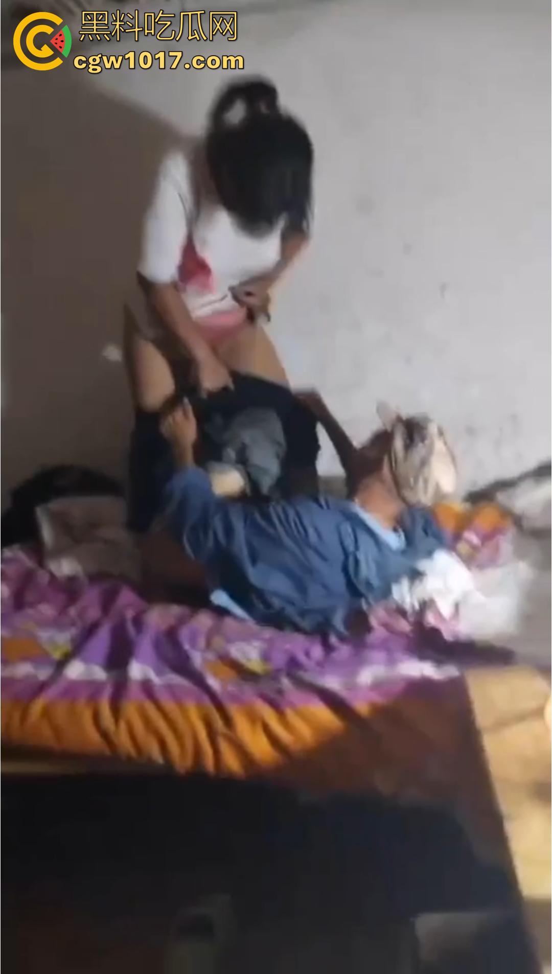 三十如狼四十如虎!一群饥渴熟女当场扒光男人裤子,疯抢着坐上去榨精!-8