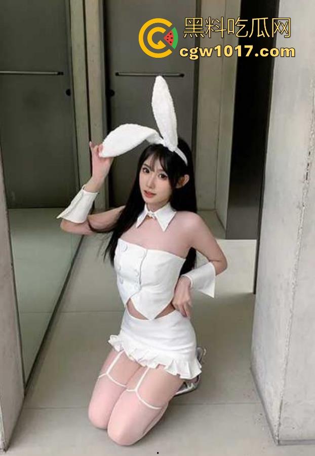 周末大战乖巧妹妹,从足交挑逗、厕所边尿边口,到情趣笔写满淫词,各种调教手段用尽,骚逼被大屌操出满屏雪白淫浆!-1