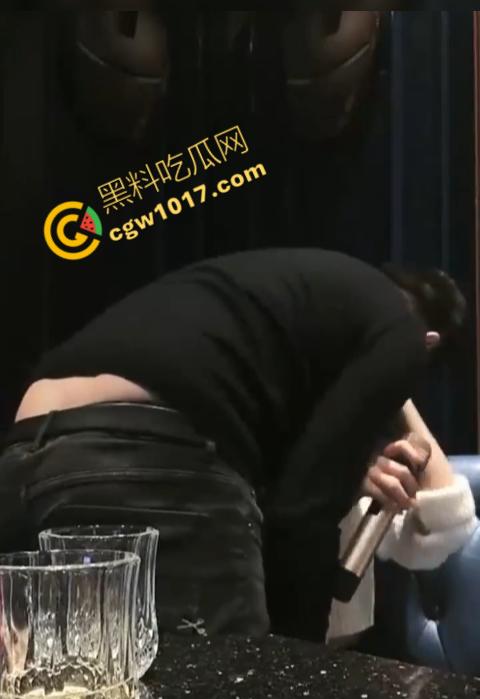 惊艳KTV包厢:狂野友谊,极致滋味!醉美妹子边唱边被无套爆操,男闺蜜疯狂掀起春潮,内射狂欢!-5