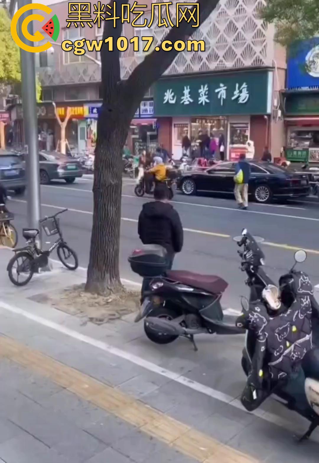 大型捉奸现场视频曝光 女友谎称跟朋友吃饭 实则出去酒店开房上钟 男友捉奸当场报警有人卖淫大义灭亲!-2