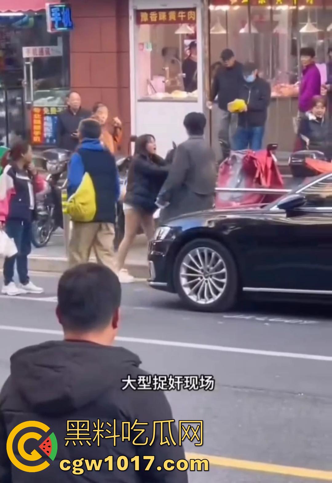 大型捉奸现场视频曝光 女友谎称跟朋友吃饭 实则出去酒店开房上钟 男友捉奸当场报警有人卖淫大义灭亲!-3